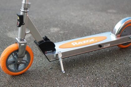 Testing an adult electric scooter designed like a kid’s toy: Razor Icon review