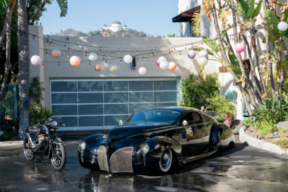 Barry Weiss's Un Diente de Oro, next to an Art Deco era car. Media courtesy of Gavin Brennan.