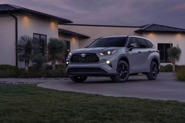 2025 Toyota Highlander Hybrid gains standard all-wheel drive