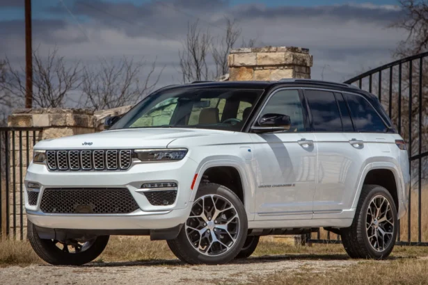 2025 Jeep Grand Cherokee 4xe PHEV carries forward for $62,285