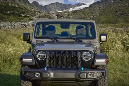 Jeep recalling 194,000 plug-in hybrid SUVs for battery fires