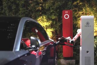 Huawei unveils unmanned EV charging robotic arm [video]