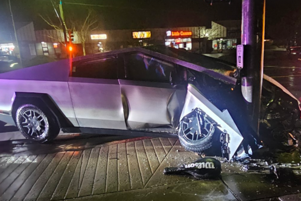 Tesla Cybertruck Full Self-driving crash