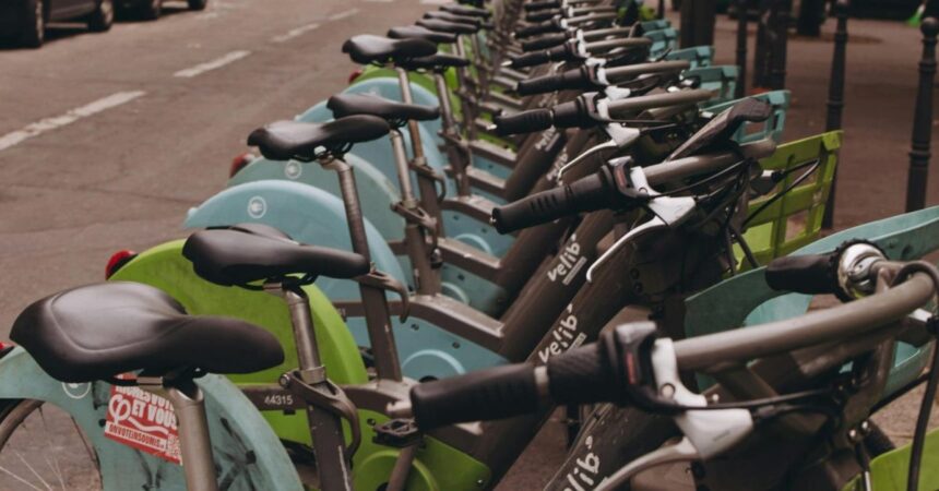Paris’ popular bike share program has a big sticky finger problem