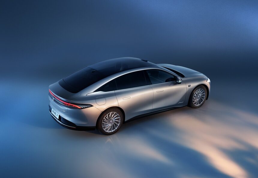 1,400km comprehensive range, does 0 to 100 in 5.9s