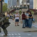 Watch delivery rider in Chicago hilariously outrun bumbling ICE agents on an e-bike