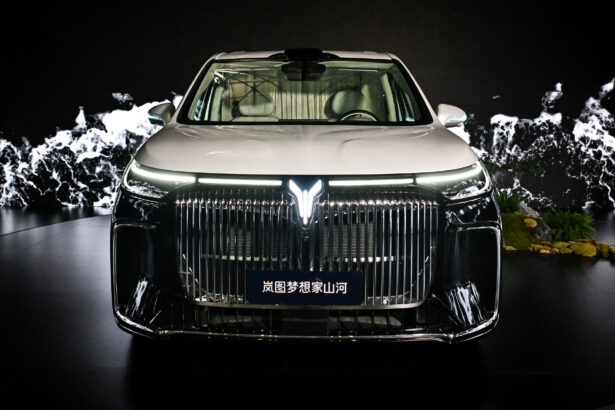 Voyah Dream 5.3-meter MPV with 350 km of EV range launched in China for 46,300 USD