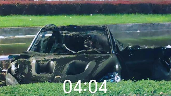 Xiaomi SU7 Ultra catches fire in accident, bystanders' rescue attempts fail
