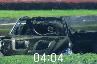 Xiaomi SU7 Ultra catches fire in accident, bystanders' rescue attempts fail